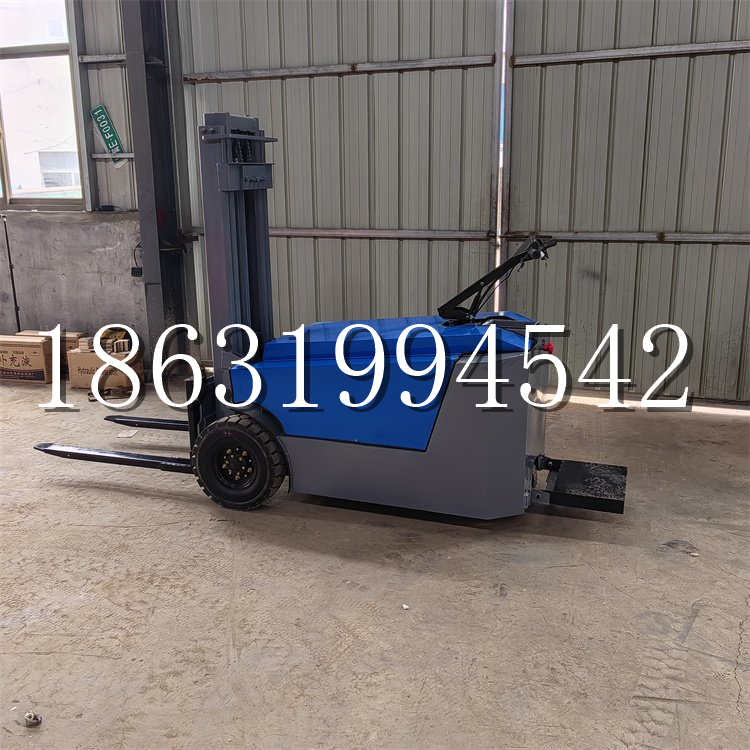 二连浩特市全电动叉车插腿式堆高车液压装卸车1.5吨升高小型站驾式铲车